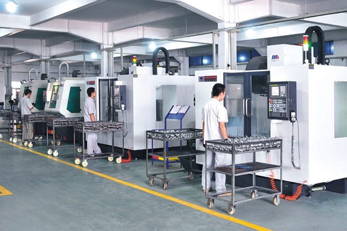 Kỹ thuật viên đứng máy in ấn