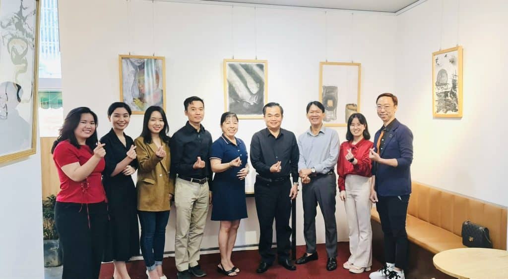 VietCham Singapore c&ugrave;ng King Attorney chụp h&igrave;nh kỷ niệm sau buổi họp mặt.