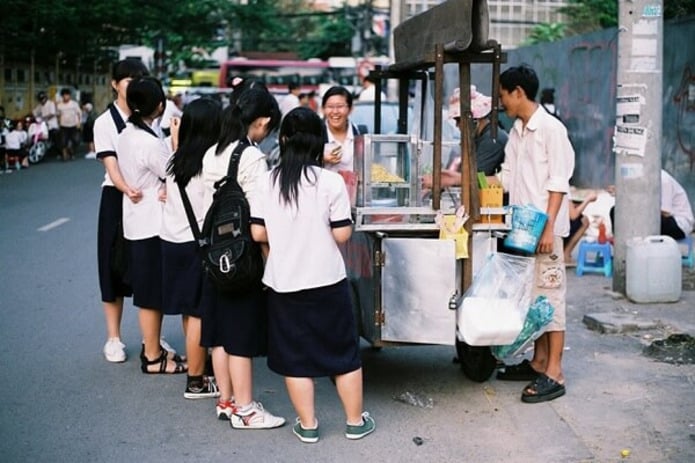 Gần trường học, nên kinh doanh gì? Đồ ăn, nước uống
