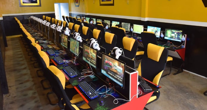 Gần trường học, nên kinh doanh tiệm game online
