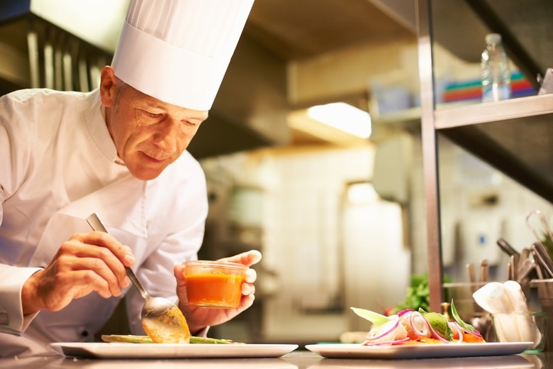Đầu bếp hoặc phụ bếp