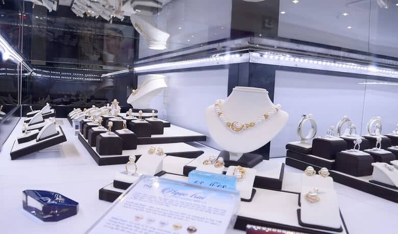 Nữ mệnh Hỏa kinh doanh trang sức đá quý