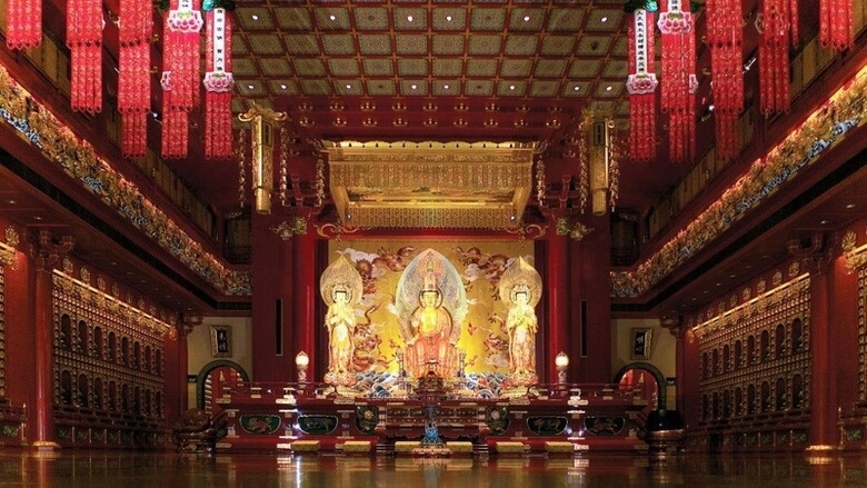 Tầng một chùa Răng Phật