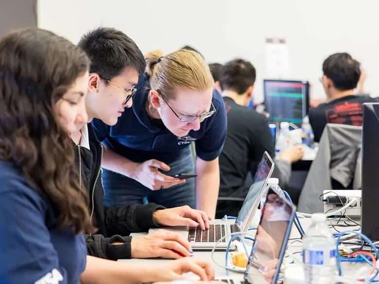 Học bổng cử nhân chuyên ngành Khoa học và Công nghệ