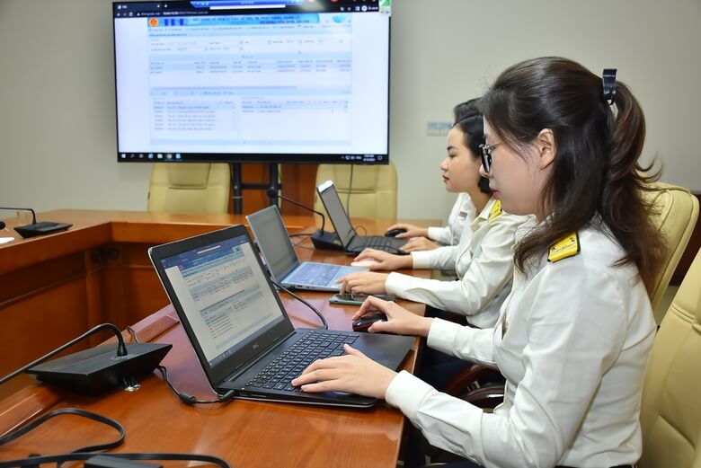 Đăng ký với cơ quan quản lý thuế