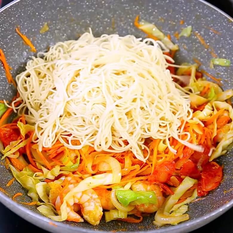 Cho mì vào xào chung