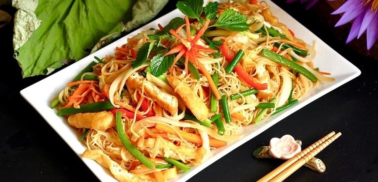 Thưởng thức món mì xào Singapore