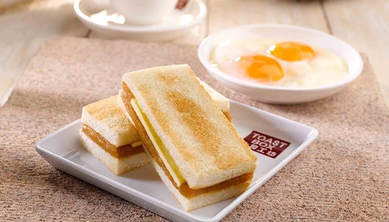 Bánh mì nướng mứt Kaya và trứng lòng đào