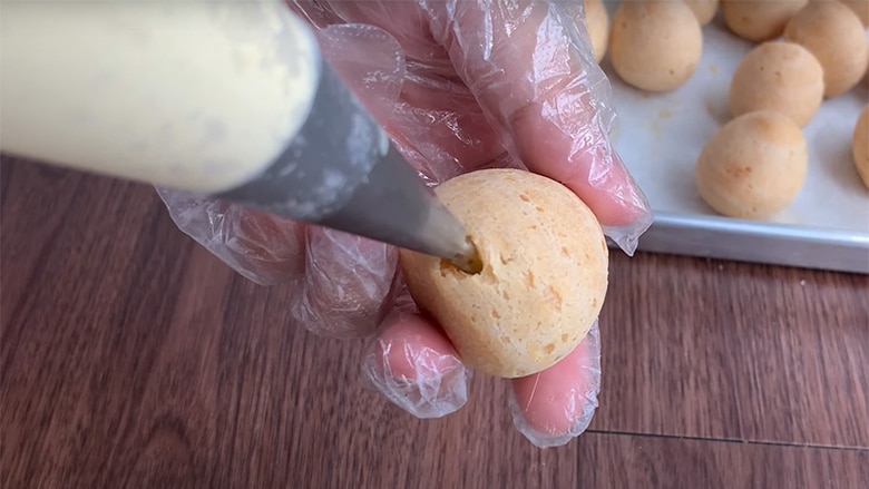 Cho nhân vào vỏ bánh