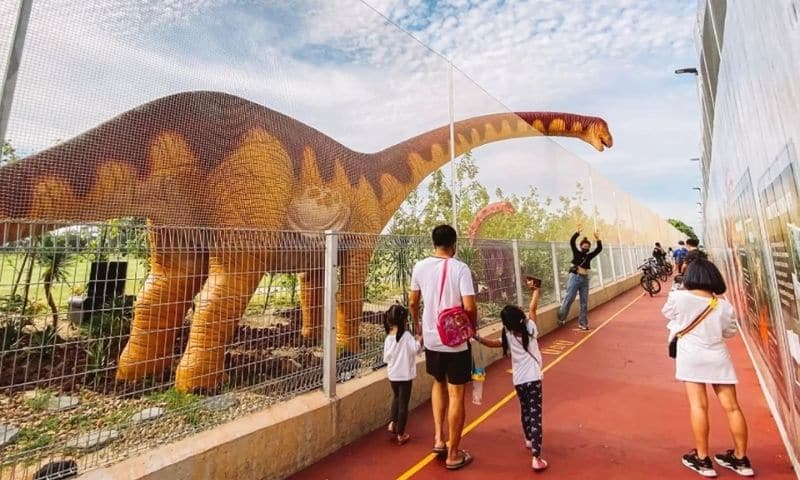 Chụp ảnh với khủng long được trưng bày khắp công viên