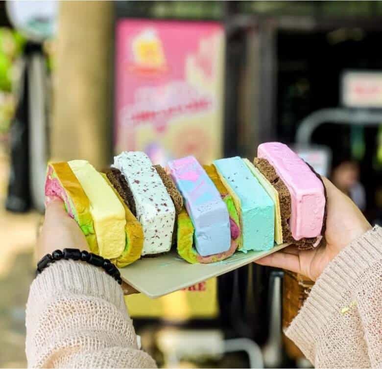 Món kem kẹp Singapore