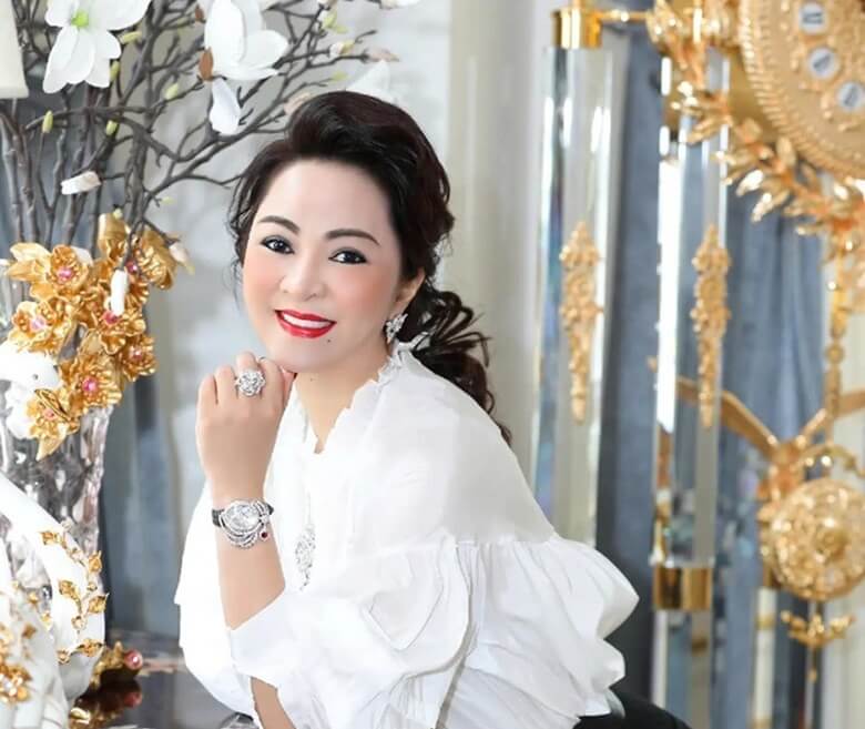 Nguyễn Phương Hằng làm nghề gì
