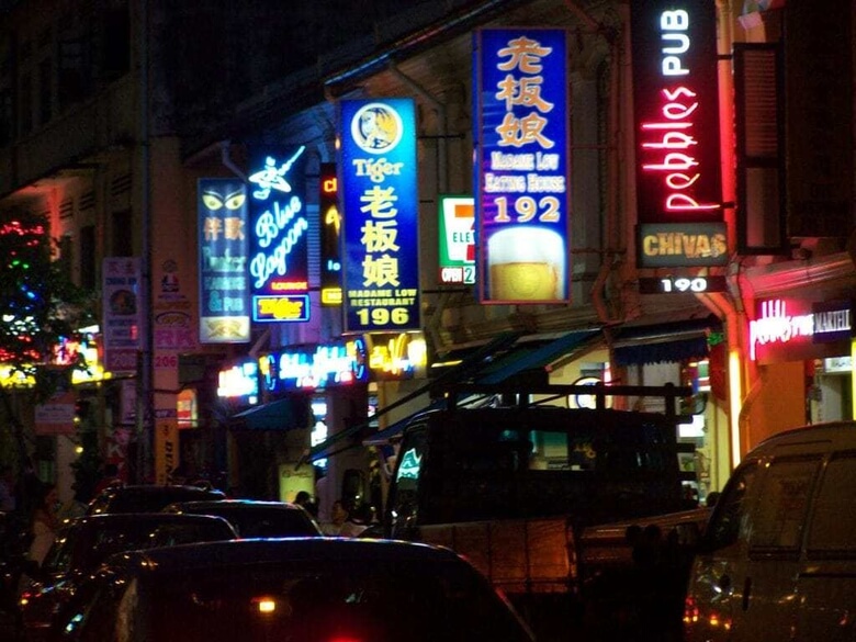 Phố đèn đỏ Geylang Singapore