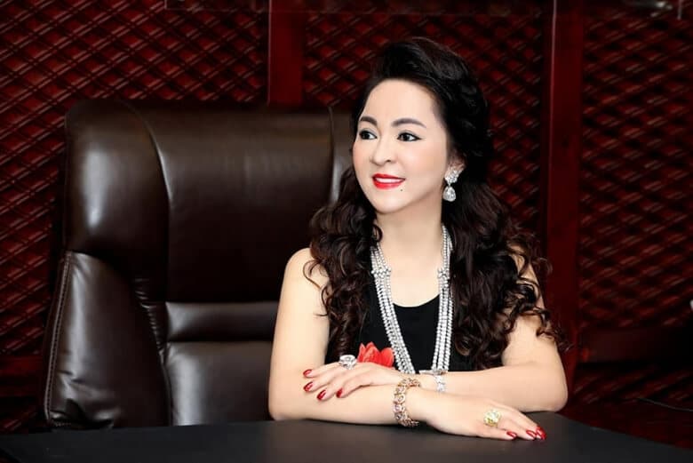 Tiểu sử Nguyễn Phương Hằng