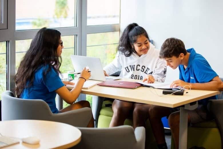 Yêu cầu học lực và tiếng Anh